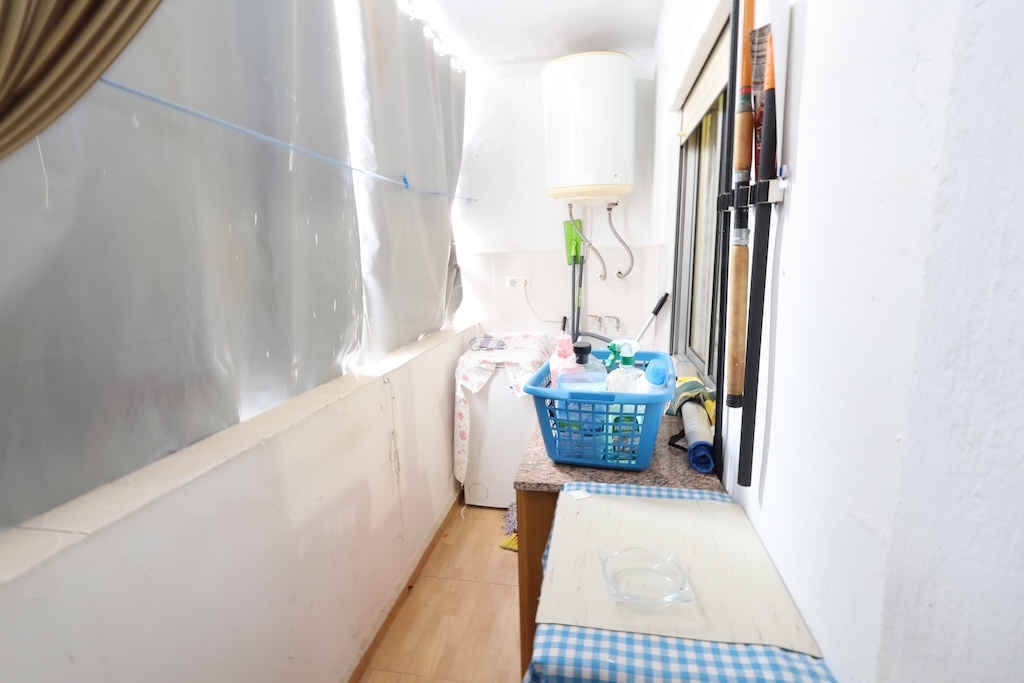 AMPLIO APARTAMENTO DE 3 DORMITORIOS CON TERRAZA Y VISTAS LATERALES AL MAR A PASOS DE LA PLAYA DEL ACEQUIÓN