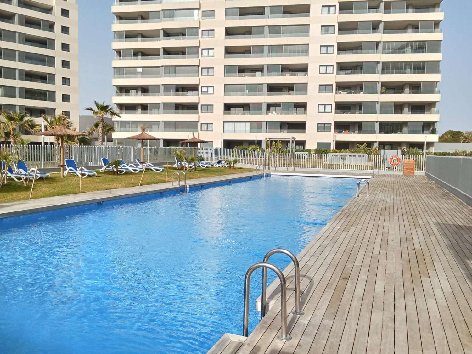 EXCLUSIVO APARTAMENTO DE DISEÑO EN PRIMERA LÍNEA DE MAR CON GRAN TERRAZA Y VISTAS PANORÁMICAS EN PUNTA PRIMA