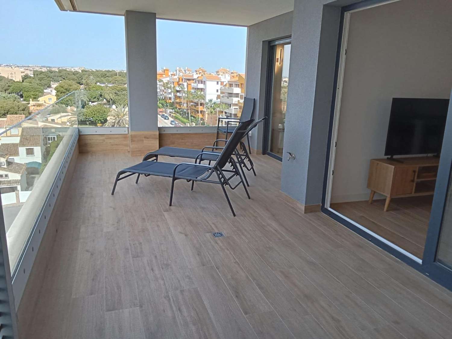 EXCLUSIVO APARTAMENTO DE DISEÑO EN PRIMERA LÍNEA DE MAR CON GRAN TERRAZA Y VISTAS PANORÁMICAS EN PUNTA PRIMA