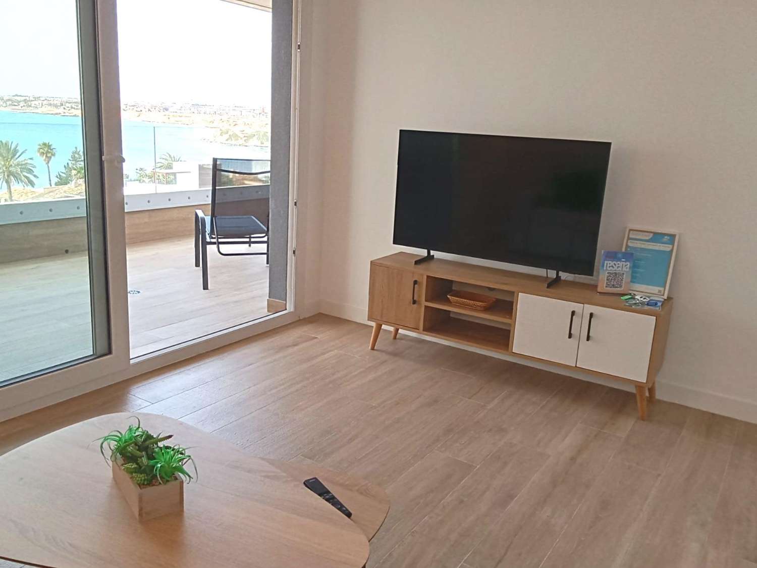 EXCLUSIVO APARTAMENTO DE DISEÑO EN PRIMERA LÍNEA DE MAR CON GRAN TERRAZA Y VISTAS PANORÁMICAS EN PUNTA PRIMA