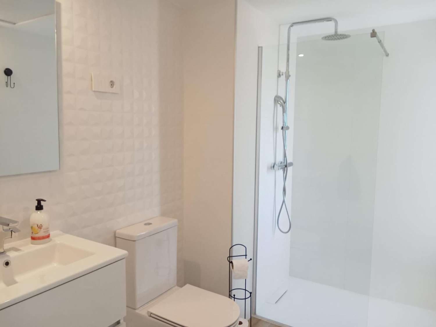 EXCLUSIVO APARTAMENTO DE DISEÑO EN PRIMERA LÍNEA DE MAR CON GRAN TERRAZA Y VISTAS PANORÁMICAS EN PUNTA PRIMA