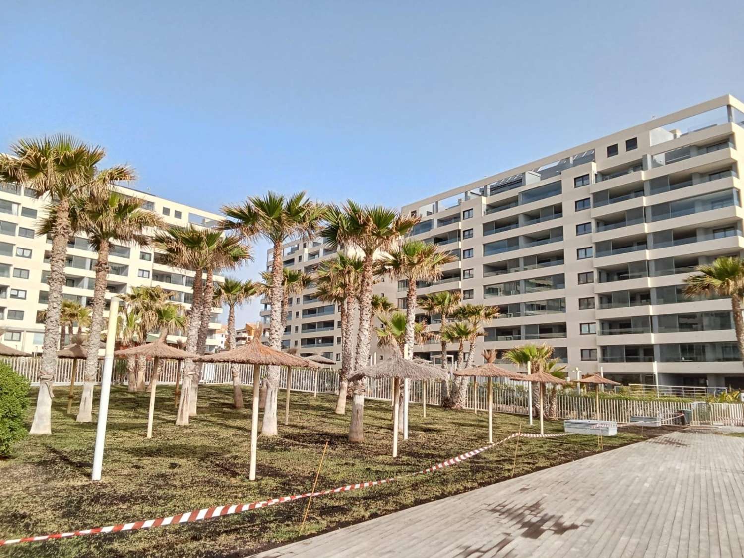 EXCLUSIVO APARTAMENTO DE DISEÑO EN PRIMERA LÍNEA DE MAR CON GRAN TERRAZA Y VISTAS PANORÁMICAS EN PUNTA PRIMA