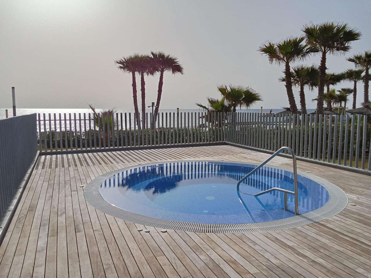 EXCLUSIVO APARTAMENTO DE DISEÑO EN PRIMERA LÍNEA DE MAR CON GRAN TERRAZA Y VISTAS PANORÁMICAS EN PUNTA PRIMA