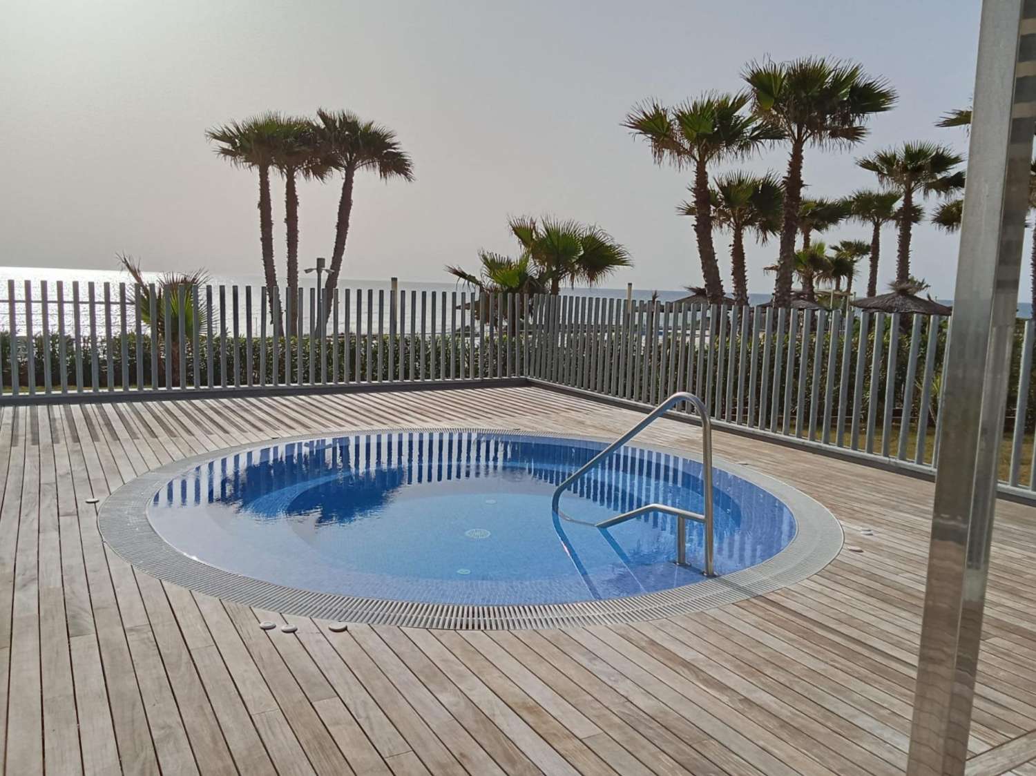 EXCLUSIVO APARTAMENTO DE DISEÑO EN PRIMERA LÍNEA DE MAR CON GRAN TERRAZA Y VISTAS PANORÁMICAS EN PUNTA PRIMA