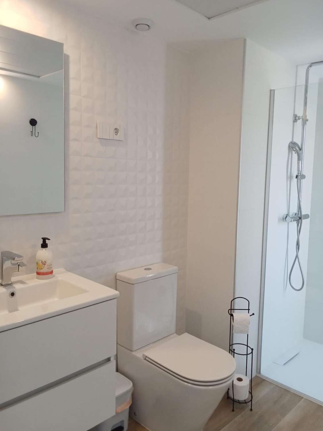 EXCLUSIVO APARTAMENTO DE DISEÑO EN PRIMERA LÍNEA DE MAR CON GRAN TERRAZA Y VISTAS PANORÁMICAS EN PUNTA PRIMA