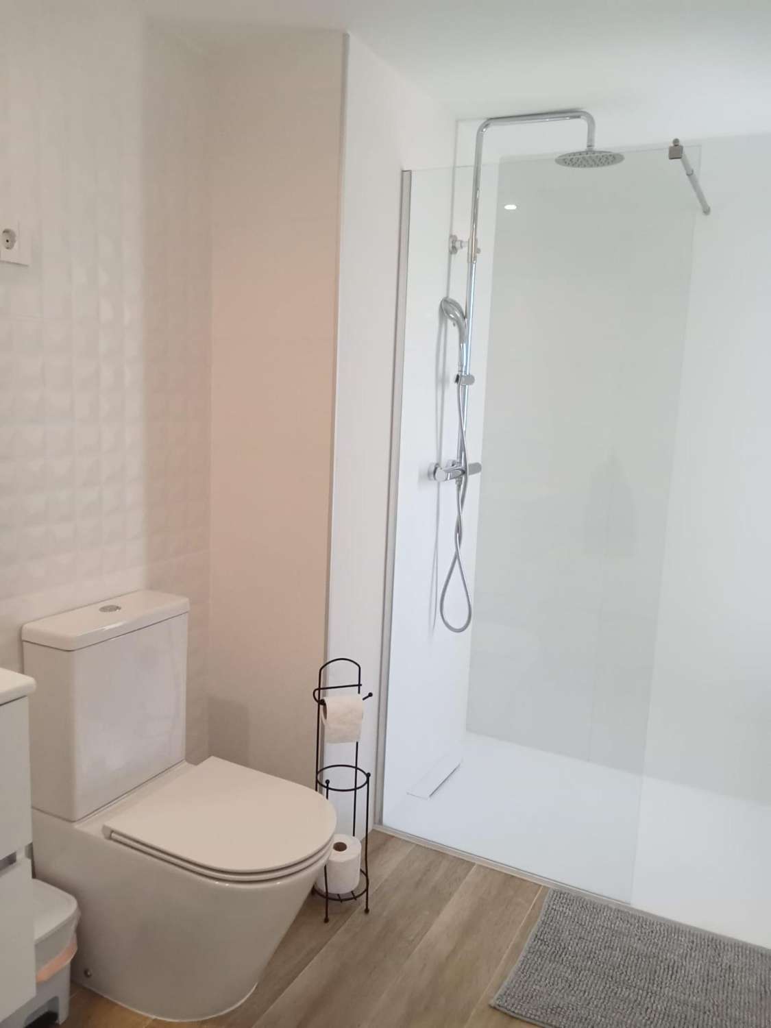 EXCLUSIVO APARTAMENTO DE DISEÑO EN PRIMERA LÍNEA DE MAR CON GRAN TERRAZA Y VISTAS PANORÁMICAS EN PUNTA PRIMA