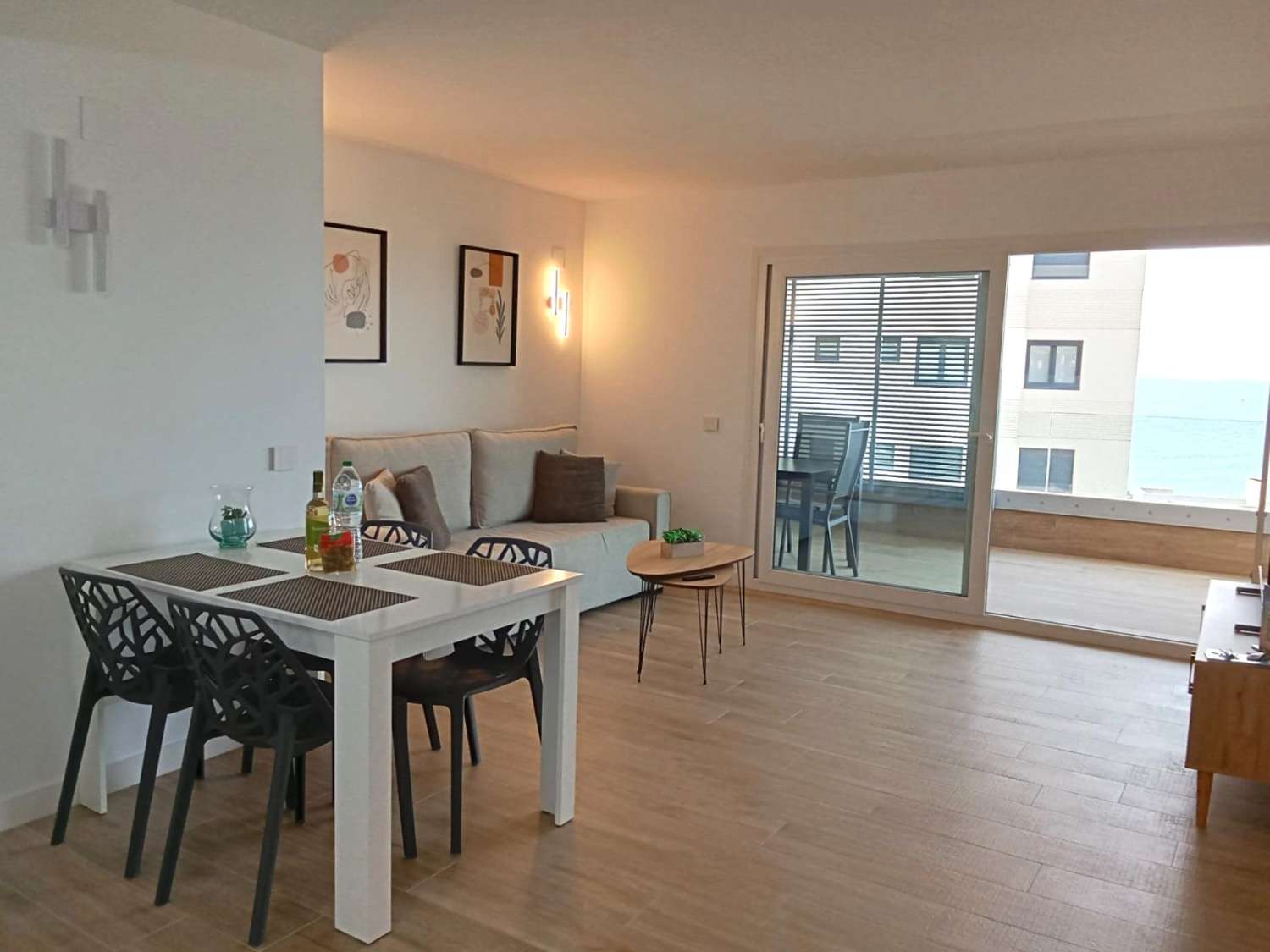 EXCLUSIVO APARTAMENTO DE DISEÑO EN PRIMERA LÍNEA DE MAR CON GRAN TERRAZA Y VISTAS PANORÁMICAS EN PUNTA PRIMA