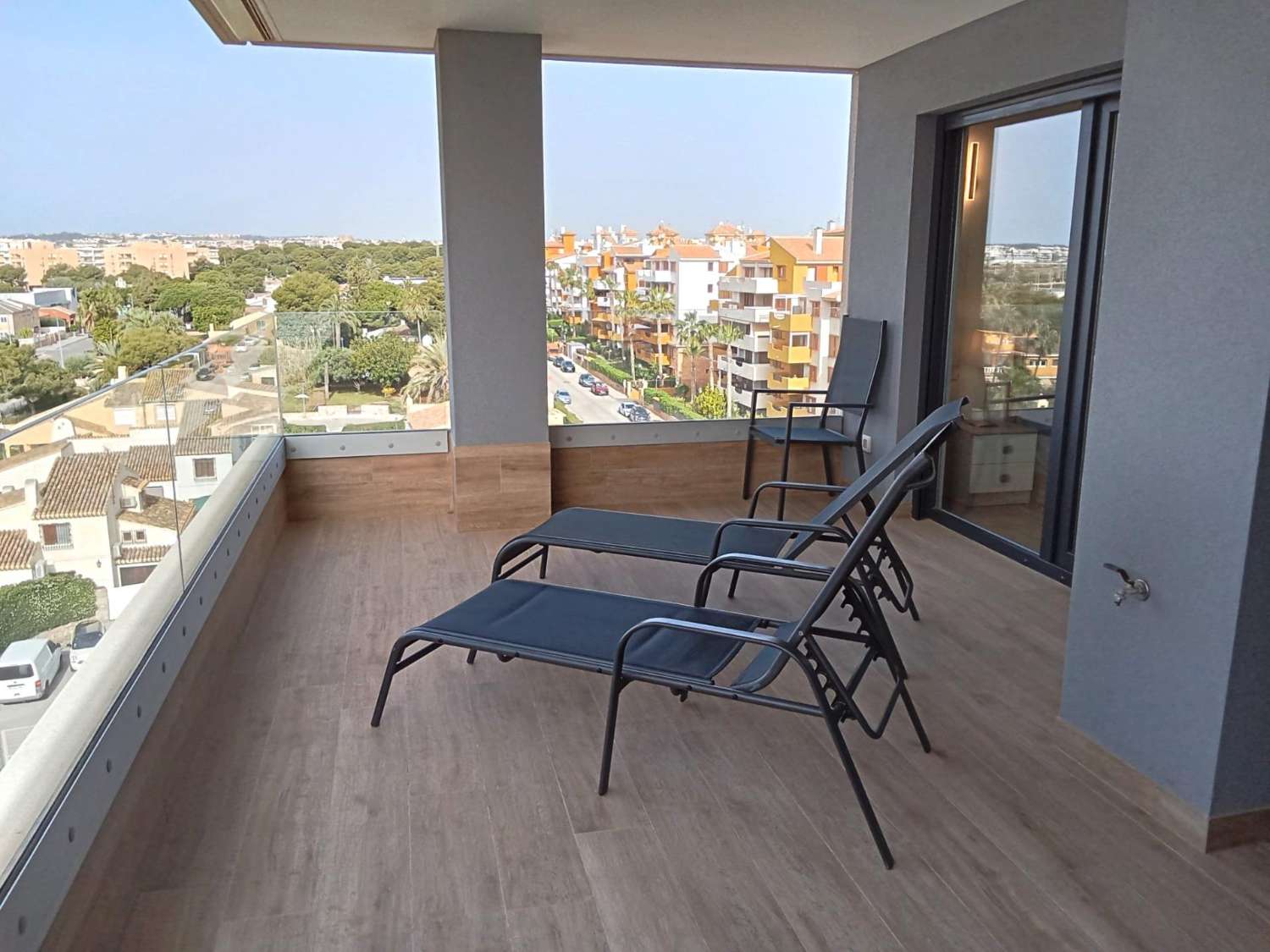 EXCLUSIVO APARTAMENTO DE DISEÑO EN PRIMERA LÍNEA DE MAR CON GRAN TERRAZA Y VISTAS PANORÁMICAS EN PUNTA PRIMA