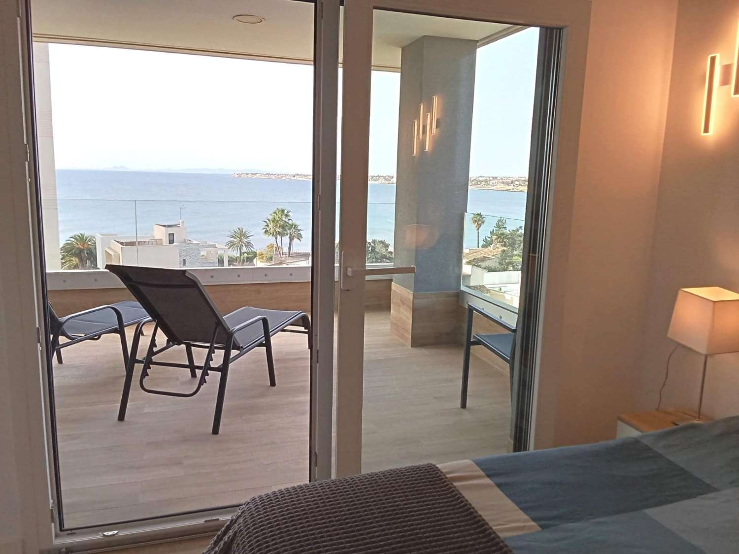 EXCLUSIVO APARTAMENTO DE DISEÑO EN PRIMERA LÍNEA DE MAR CON GRAN TERRAZA Y VISTAS PANORÁMICAS EN PUNTA PRIMA