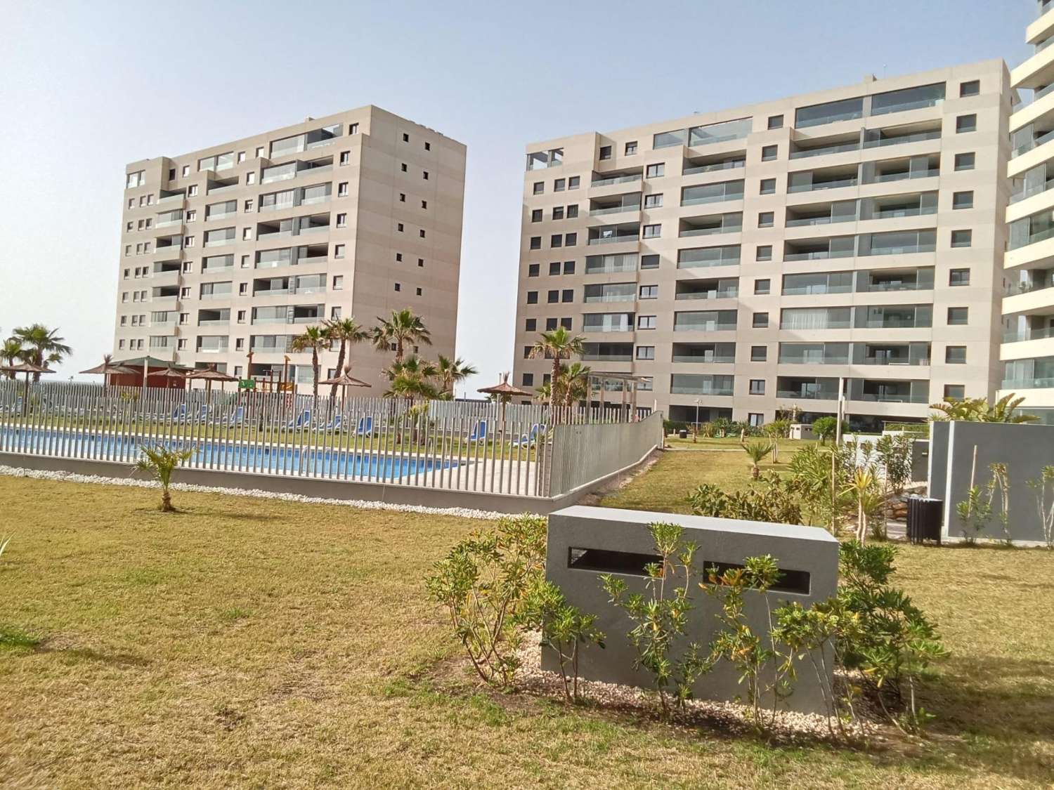 EXCLUSIVO APARTAMENTO EN PLANTA BAJA CON AMPLIO JARDÍN PRIVADO A PASOS DEL MAR EN PUNTA PRIMA