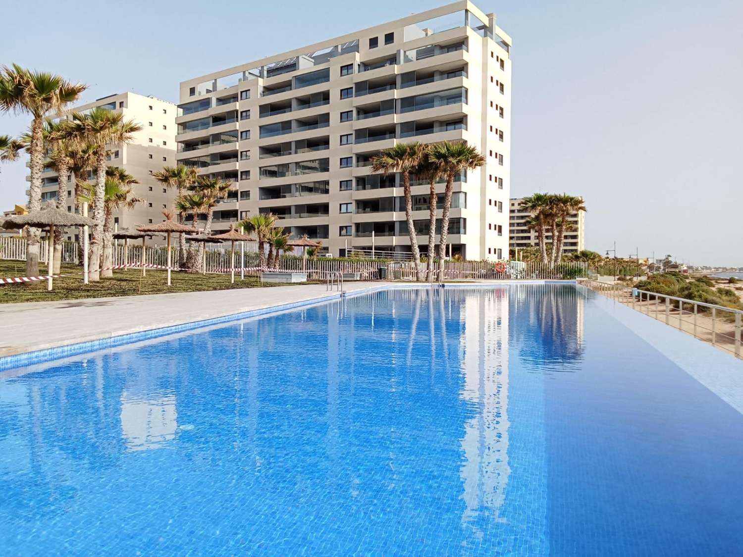 EXCLUSIVO APARTAMENTO EN PLANTA BAJA CON AMPLIO JARDÍN PRIVADO A PASOS DEL MAR EN PUNTA PRIMA