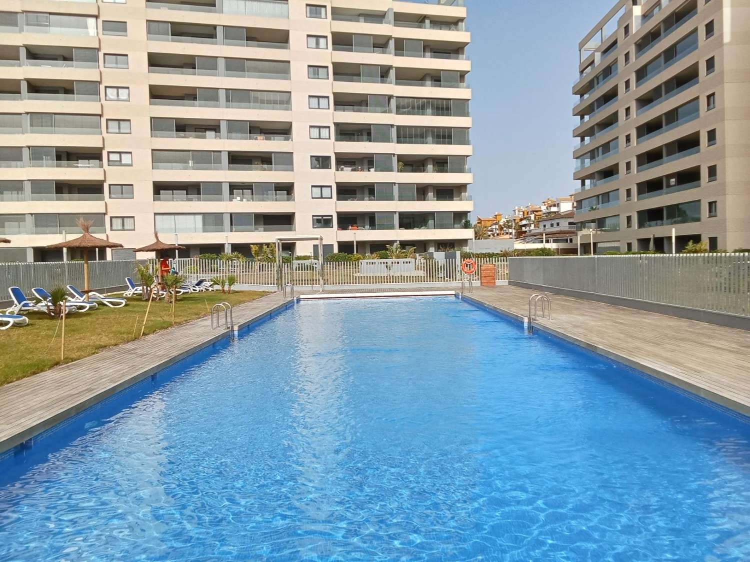 EXCLUSIVO APARTAMENTO EN PLANTA BAJA CON AMPLIO JARDÍN PRIVADO A PASOS DEL MAR EN PUNTA PRIMA