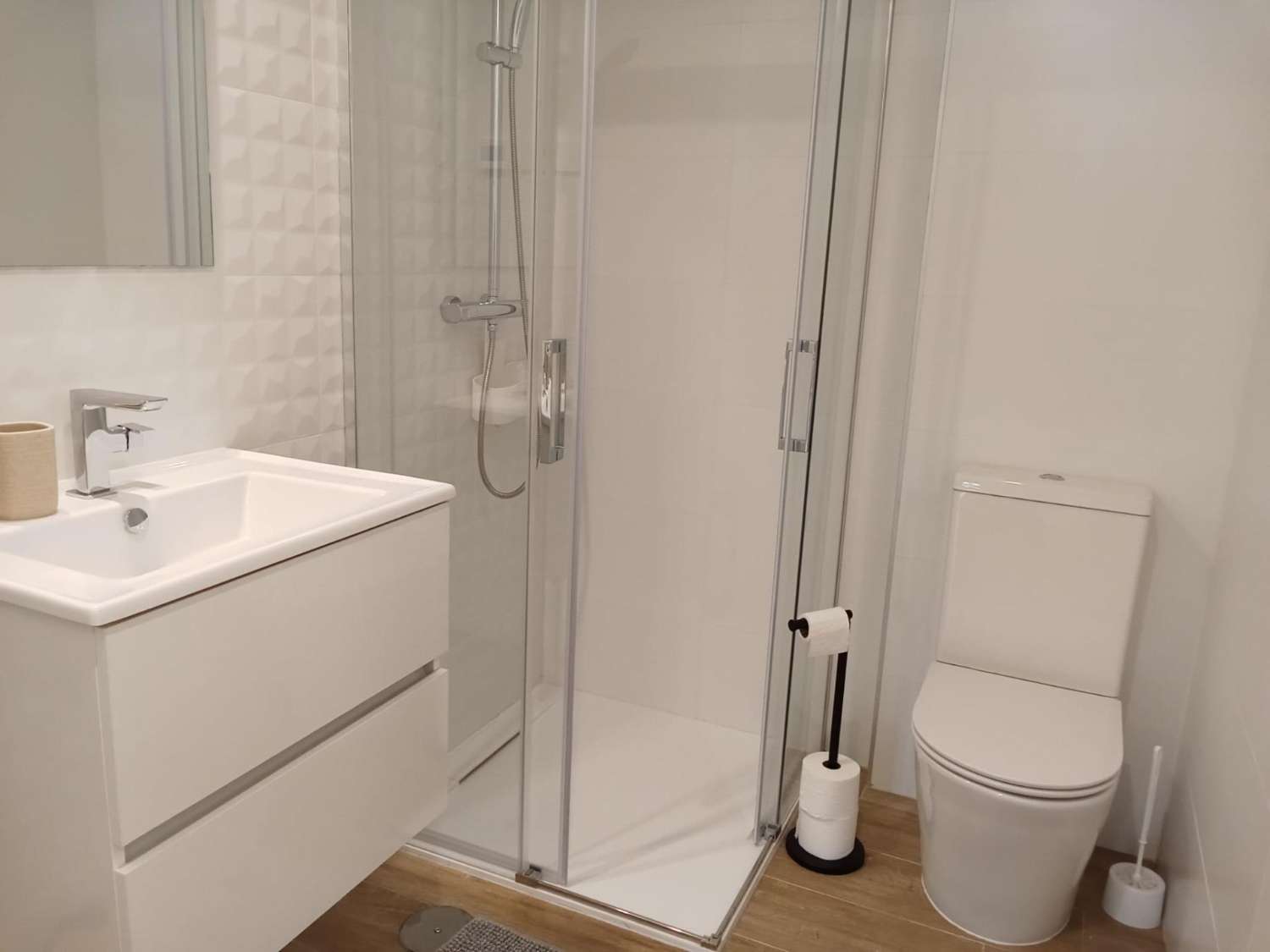 EXCLUSIVO APARTAMENTO EN PLANTA BAJA CON AMPLIO JARDÍN PRIVADO A PASOS DEL MAR EN PUNTA PRIMA