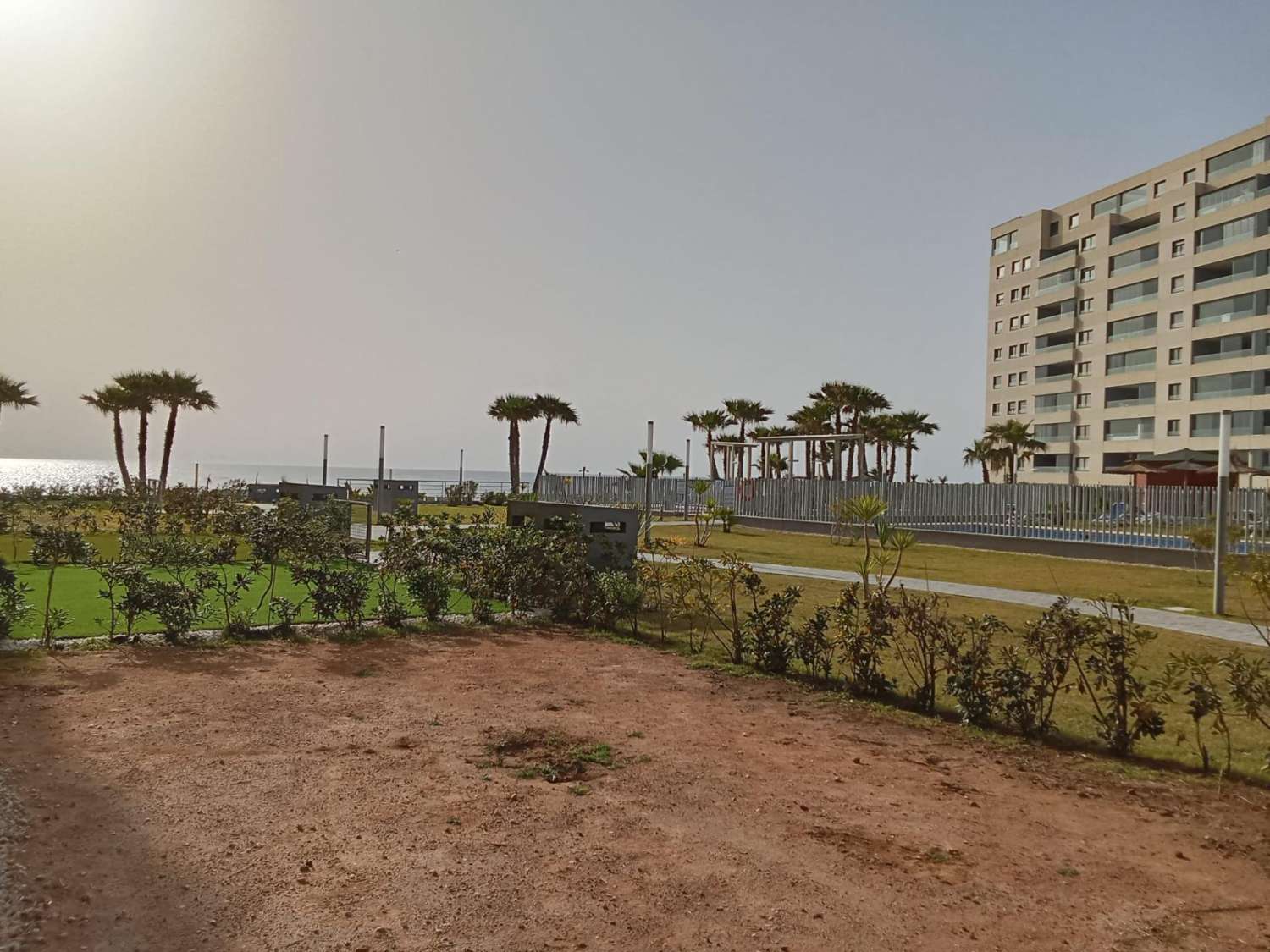 EXCLUSIVO APARTAMENTO EN PLANTA BAJA CON AMPLIO JARDÍN PRIVADO A PASOS DEL MAR EN PUNTA PRIMA