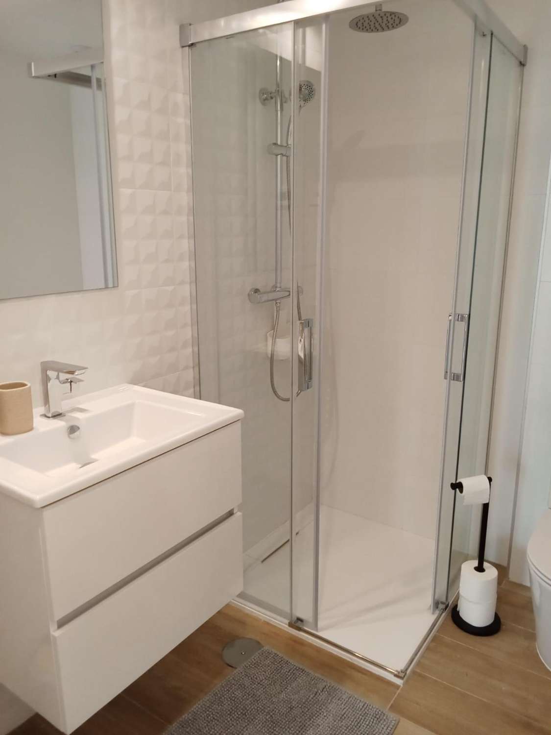 EXCLUSIVO APARTAMENTO EN PLANTA BAJA CON AMPLIO JARDÍN PRIVADO A PASOS DEL MAR EN PUNTA PRIMA