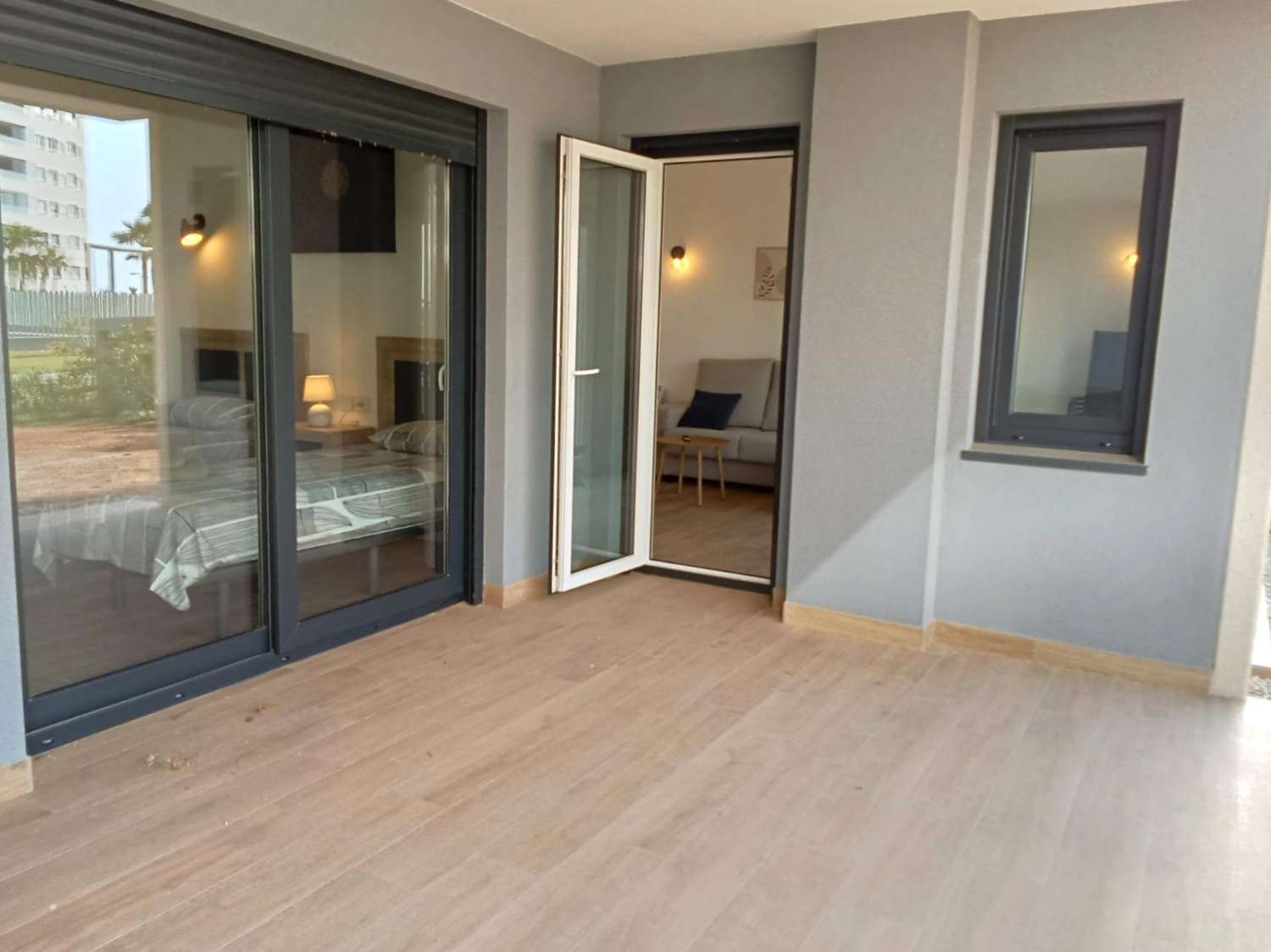 EXCLUSIVO APARTAMENTO EN PLANTA BAJA CON AMPLIO JARDÍN PRIVADO A PASOS DEL MAR EN PUNTA PRIMA