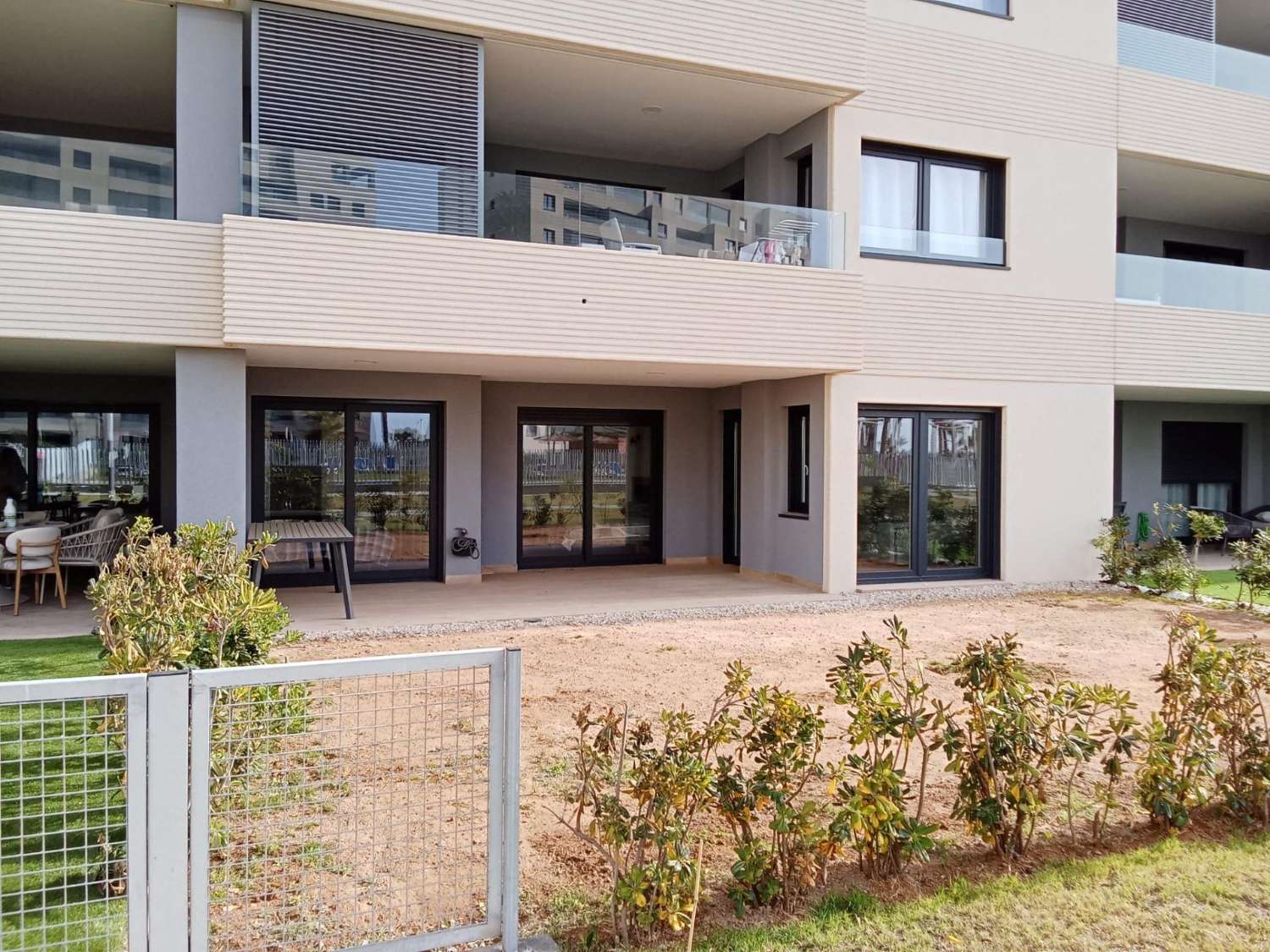 EXCLUSIVO APARTAMENTO EN PLANTA BAJA CON AMPLIO JARDÍN PRIVADO A PASOS DEL MAR EN PUNTA PRIMA