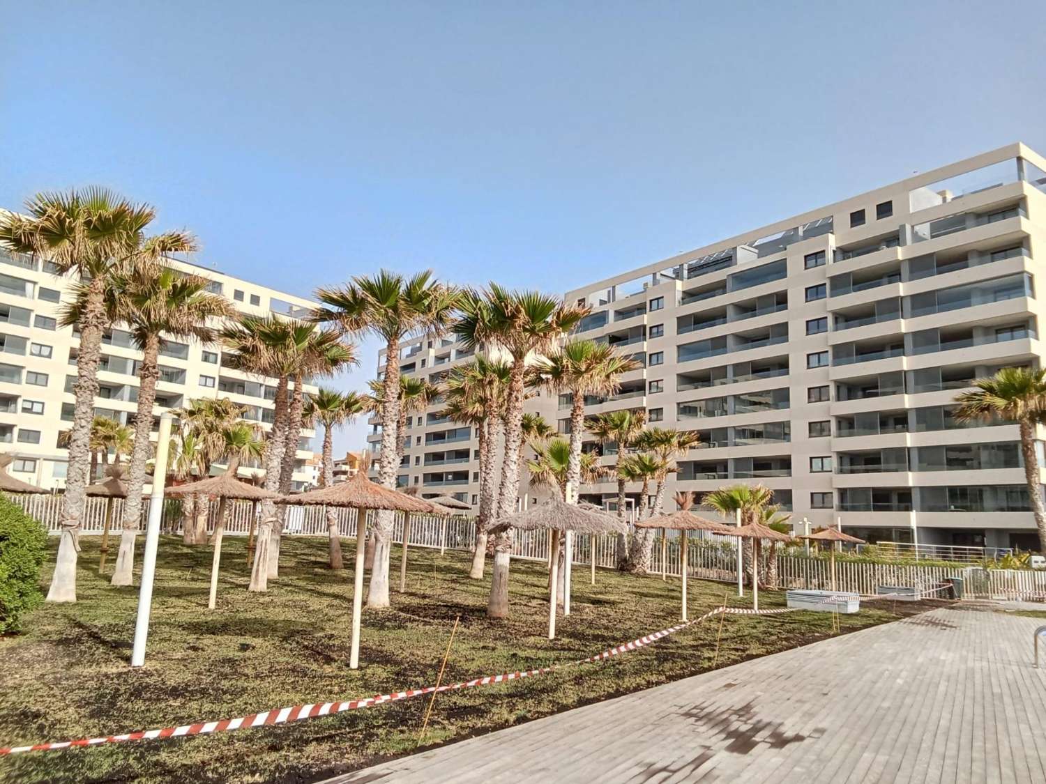 EXCLUSIVO APARTAMENTO EN PLANTA BAJA CON AMPLIO JARDÍN PRIVADO A PASOS DEL MAR EN PUNTA PRIMA