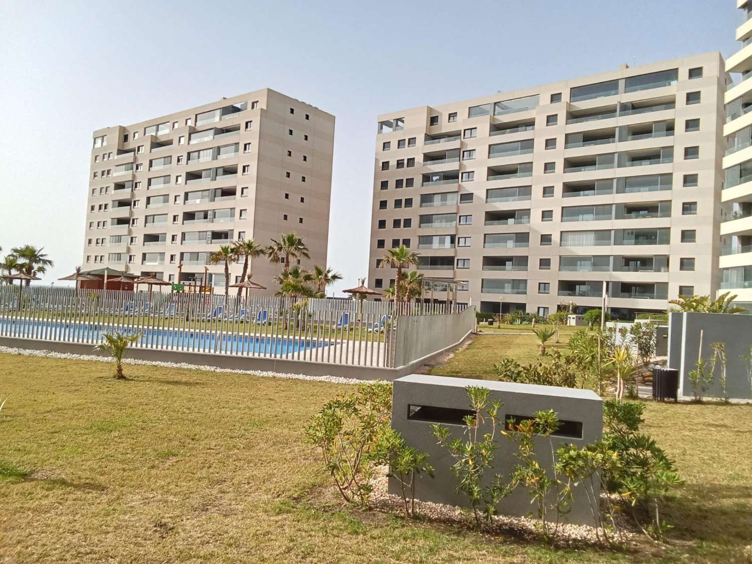 EXCLUSIVO APARTAMENTO EN PLANTA BAJA CON AMPLIO JARDÍN PRIVADO A PASOS DEL MAR EN PUNTA PRIMA