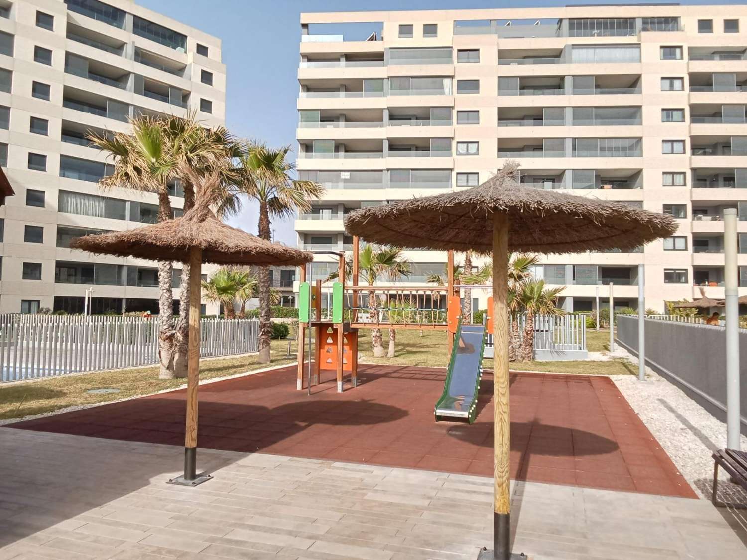 EXCLUSIVO APARTAMENTO EN PLANTA BAJA CON AMPLIO JARDÍN PRIVADO A PASOS DEL MAR EN PUNTA PRIMA