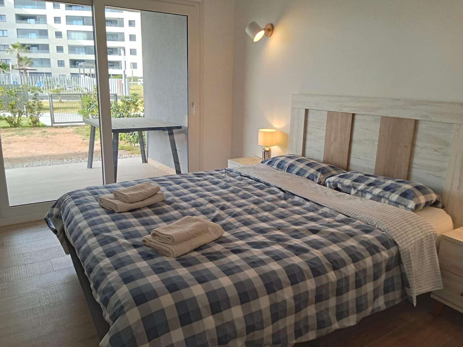 EXCLUSIVO APARTAMENTO EN PLANTA BAJA CON AMPLIO JARDÍN PRIVADO A PASOS DEL MAR EN PUNTA PRIMA