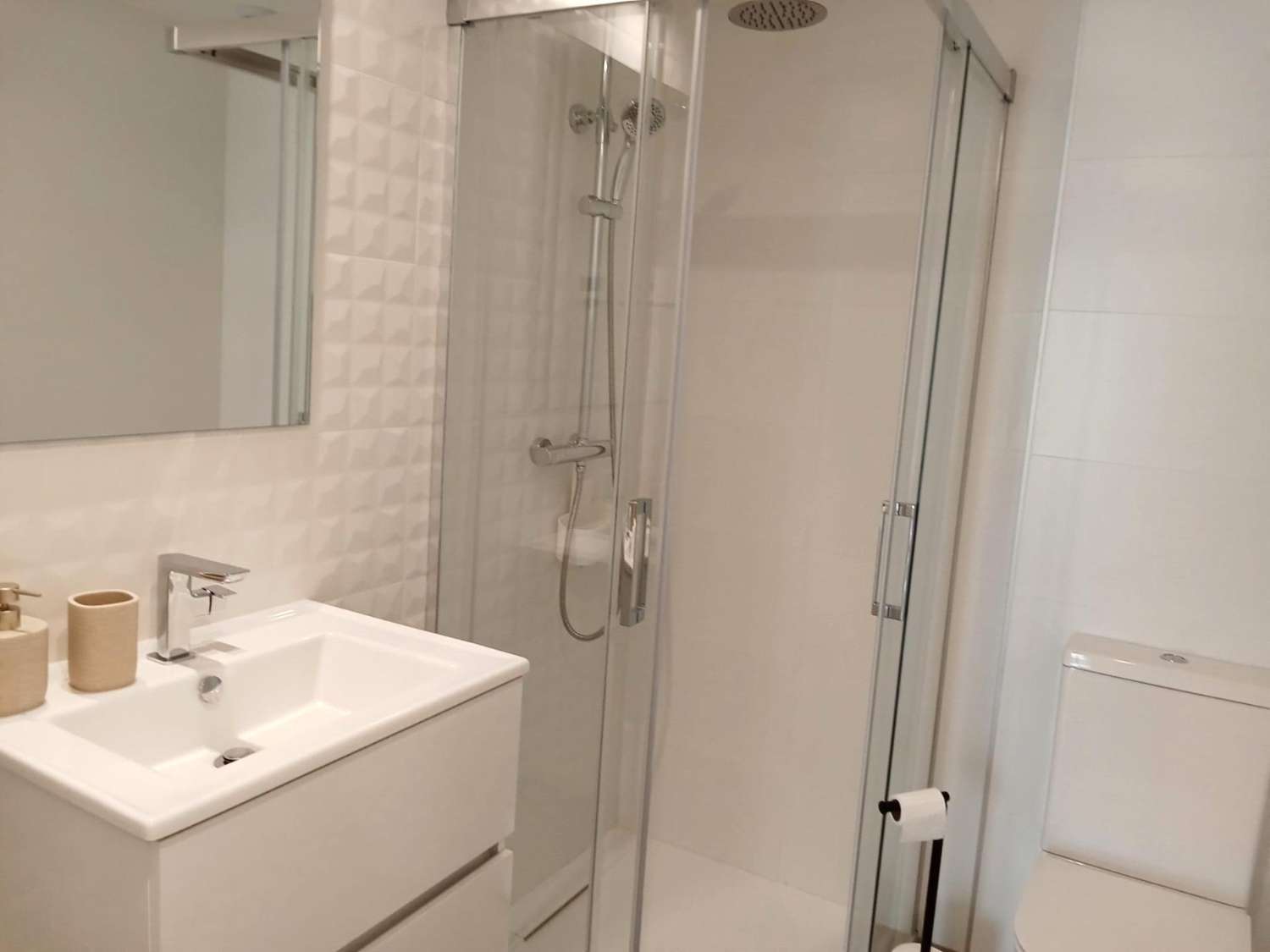 EXCLUSIVO APARTAMENTO EN PLANTA BAJA CON AMPLIO JARDÍN PRIVADO A PASOS DEL MAR EN PUNTA PRIMA