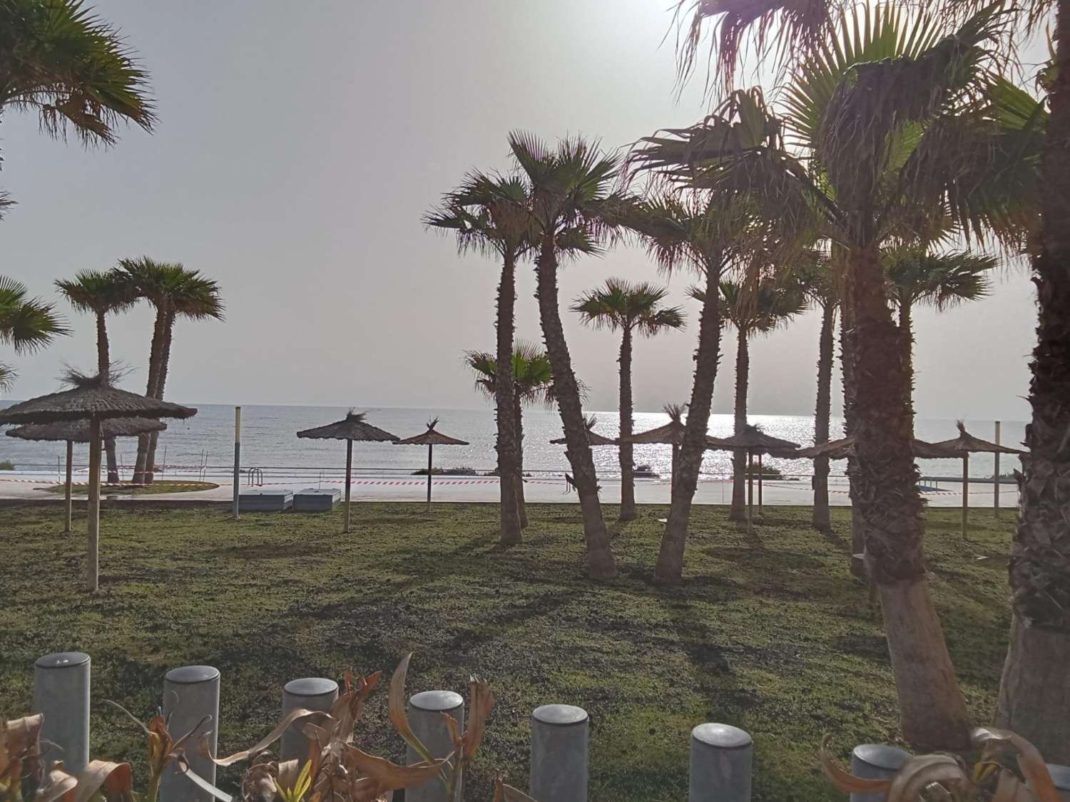 EXCLUSIVO APARTAMENTO EN PLANTA BAJA CON AMPLIO JARDÍN PRIVADO A PASOS DEL MAR EN PUNTA PRIMA