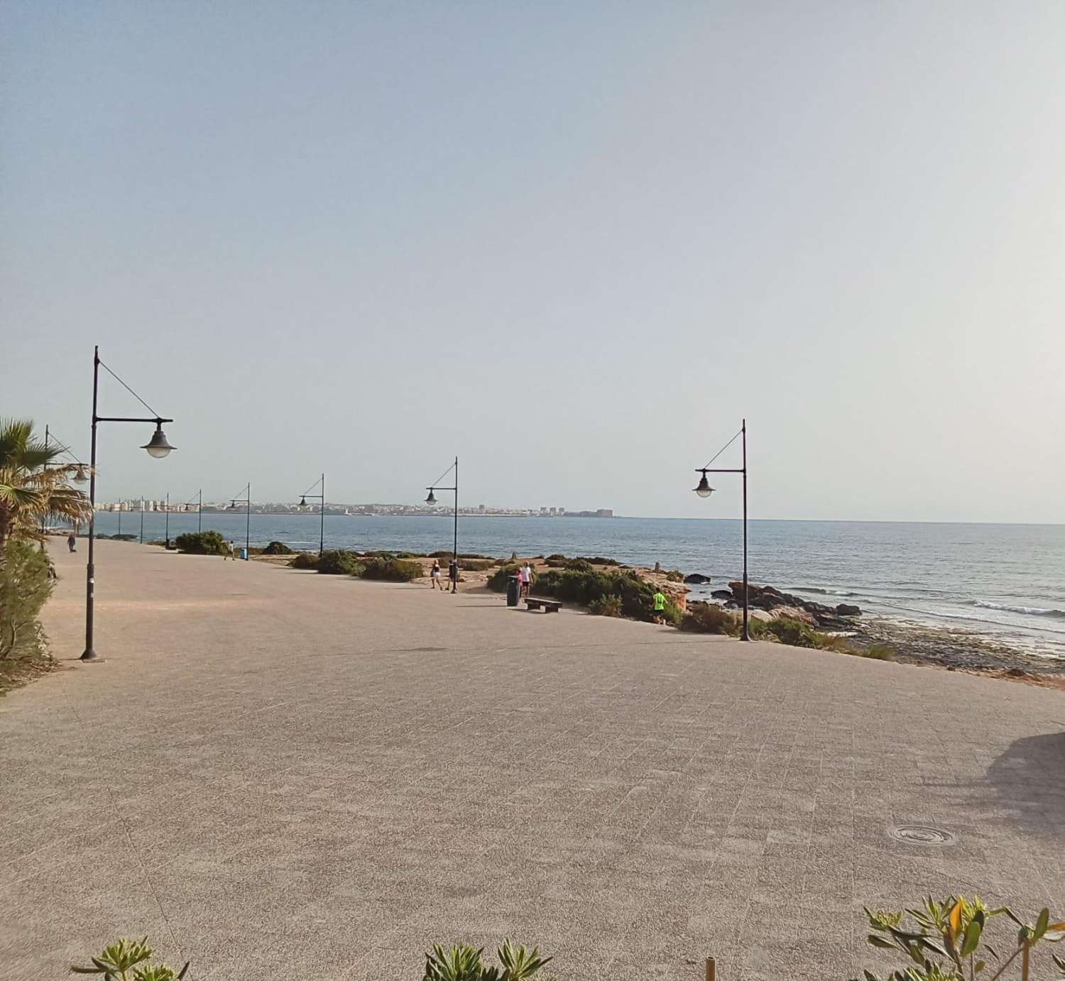 EXCLUSIVO APARTAMENTO EN PLANTA BAJA CON AMPLIO JARDÍN PRIVADO A PASOS DEL MAR EN PUNTA PRIMA