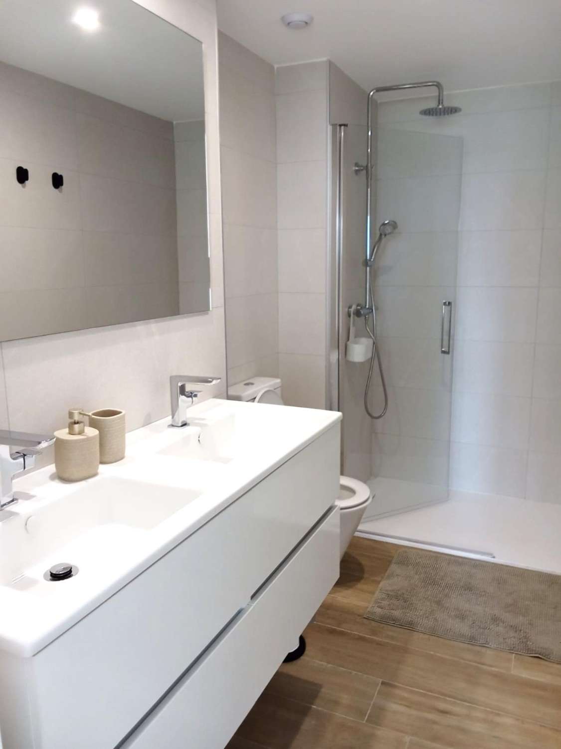 EXCLUSIVO APARTAMENTO EN PLANTA BAJA CON AMPLIO JARDÍN PRIVADO A PASOS DEL MAR EN PUNTA PRIMA