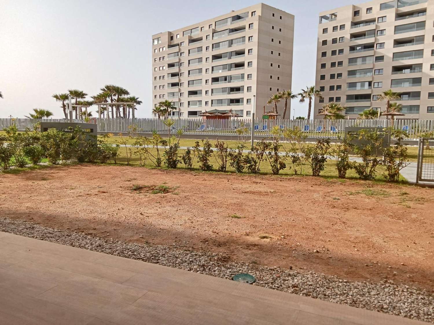 EXCLUSIVO APARTAMENTO EN PLANTA BAJA CON AMPLIO JARDÍN PRIVADO A PASOS DEL MAR EN PUNTA PRIMA