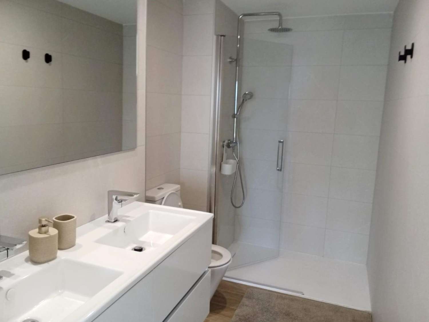 EXCLUSIVO APARTAMENTO EN PLANTA BAJA CON AMPLIO JARDÍN PRIVADO A PASOS DEL MAR EN PUNTA PRIMA