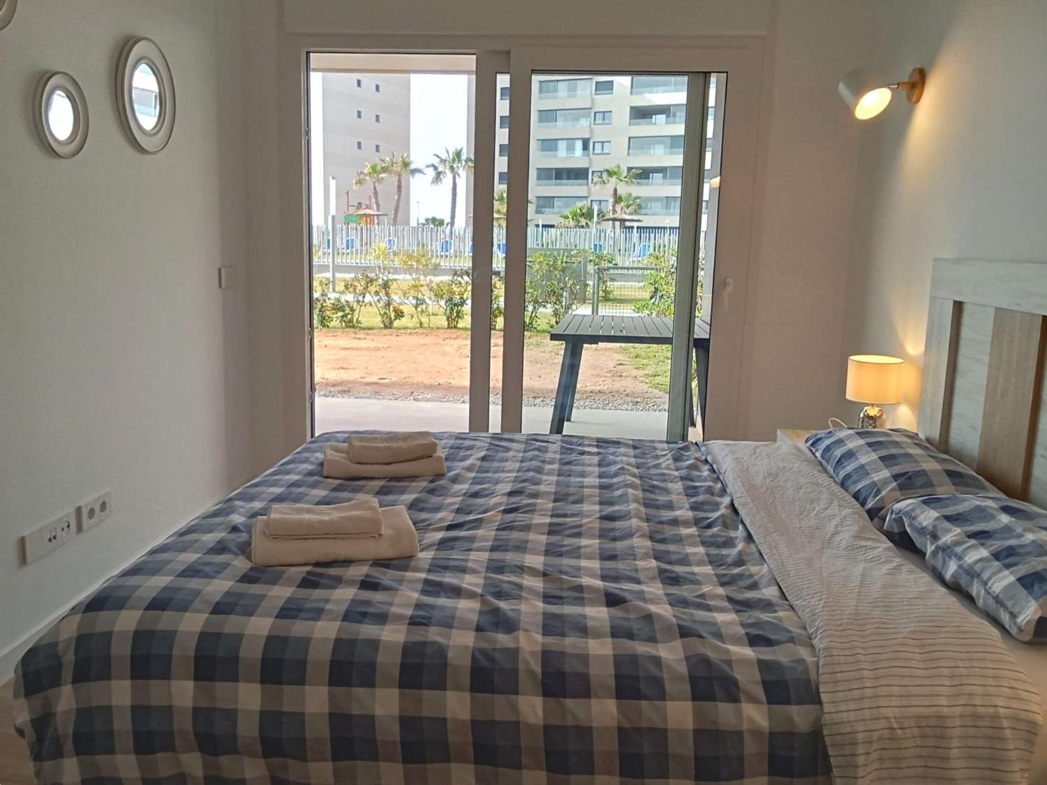 EXCLUSIVO APARTAMENTO EN PLANTA BAJA CON AMPLIO JARDÍN PRIVADO A PASOS DEL MAR EN PUNTA PRIMA