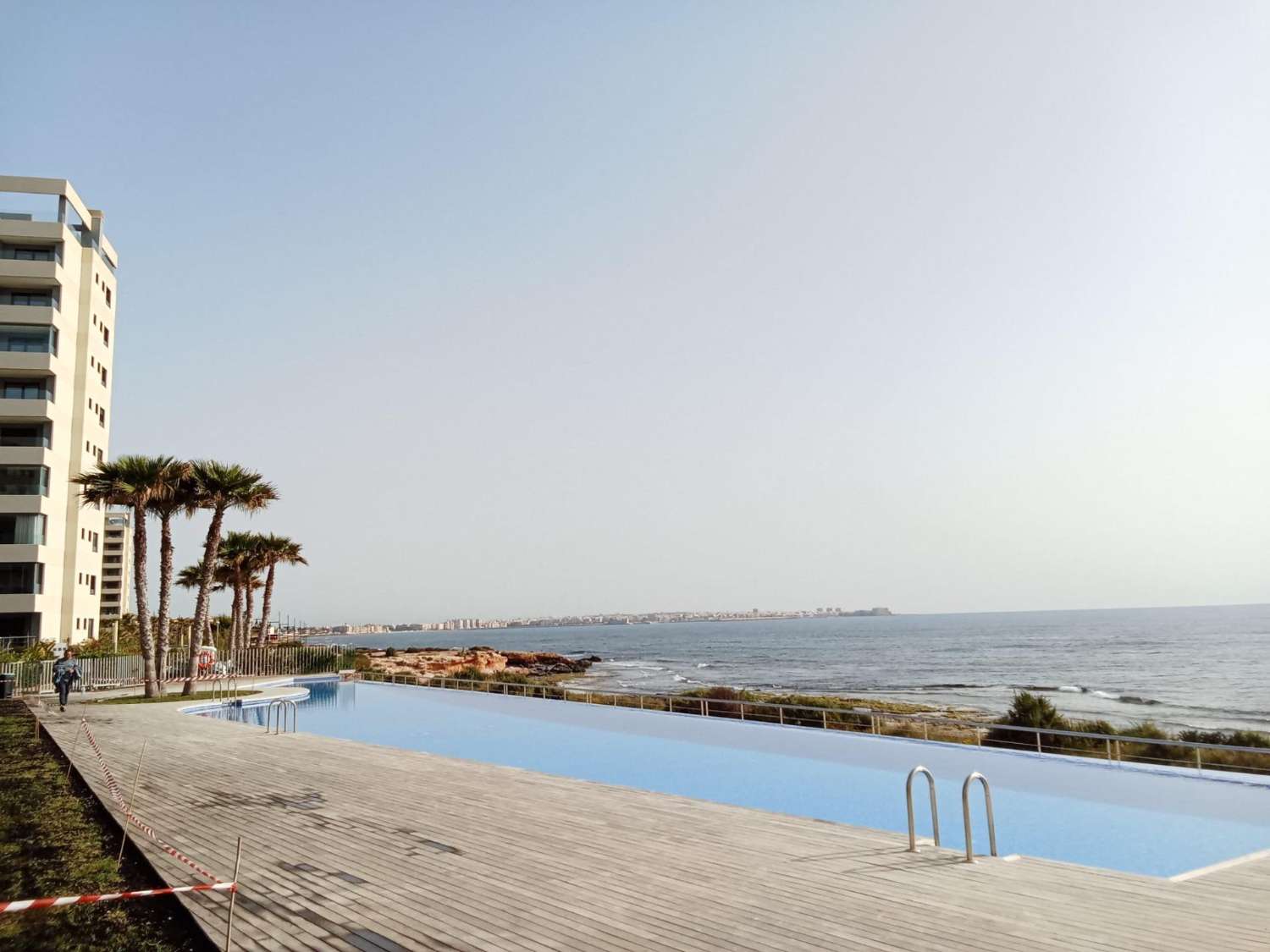 EXCLUSIVO APARTAMENTO EN PLANTA BAJA CON AMPLIO JARDÍN PRIVADO A PASOS DEL MAR EN PUNTA PRIMA