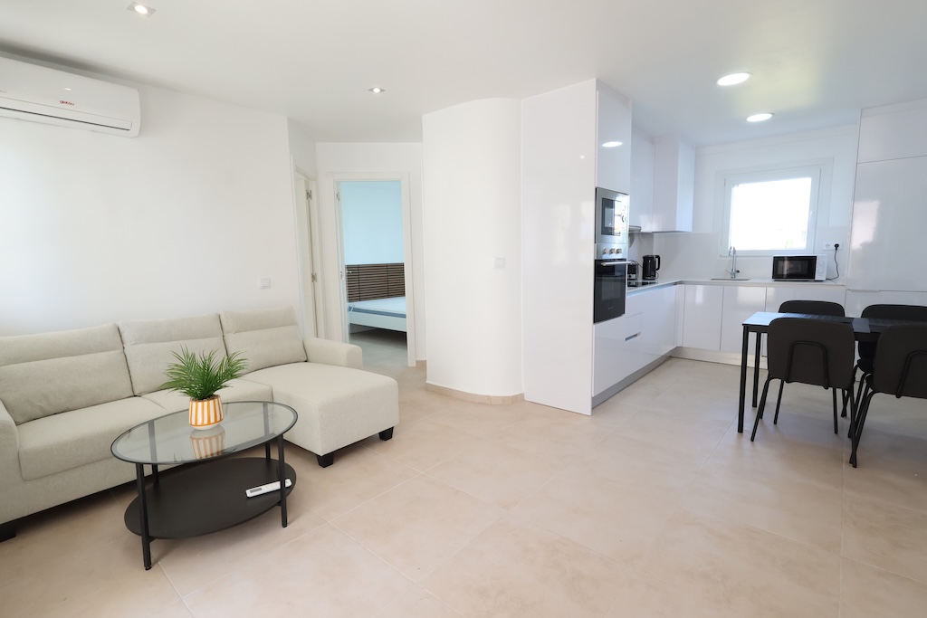 BUNGALOW PLANTA ALTA TOTALMENTE REFORMADO CON TERRAZA, PARKING Y AIRE ACONDICIONADO EN LA ZENIA