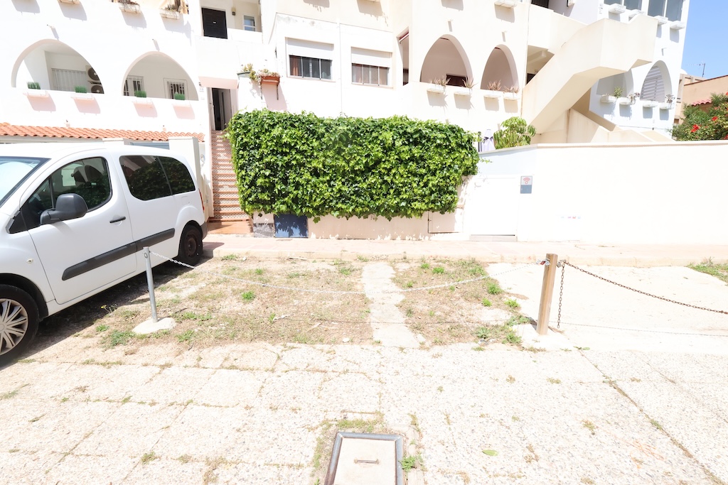 BUNGALOW PLANTA ALTA TOTALMENTE REFORMADO CON TERRAZA, PARKING Y AIRE ACONDICIONADO EN LA ZENIA
