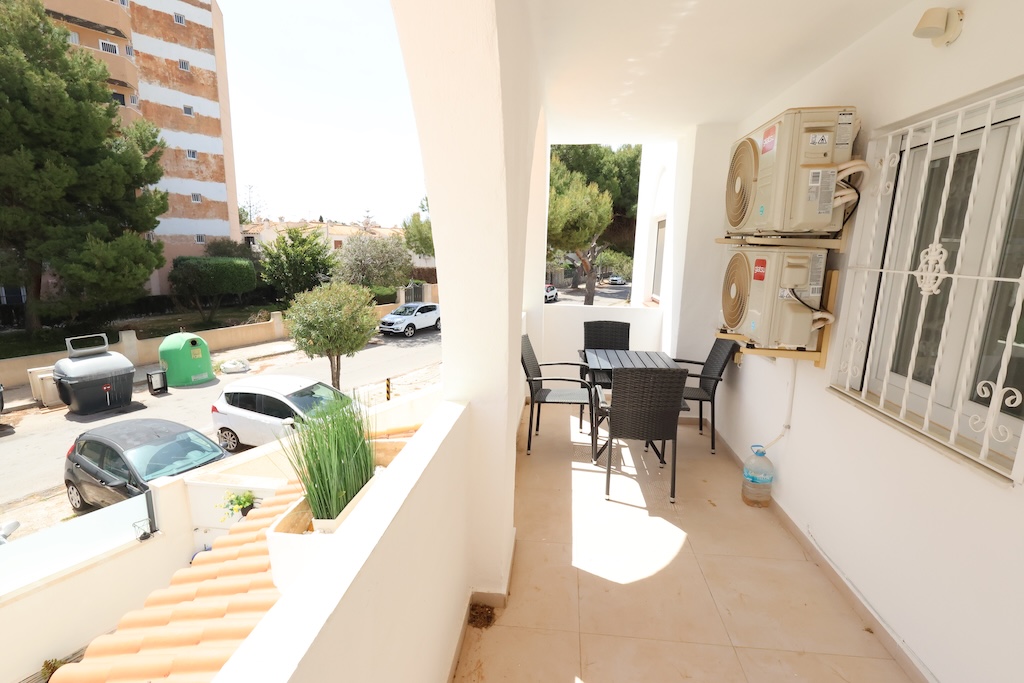 BUNGALOW PLANTA ALTA TOTALMENTE REFORMADO CON TERRAZA, PARKING Y AIRE ACONDICIONADO EN LA ZENIA