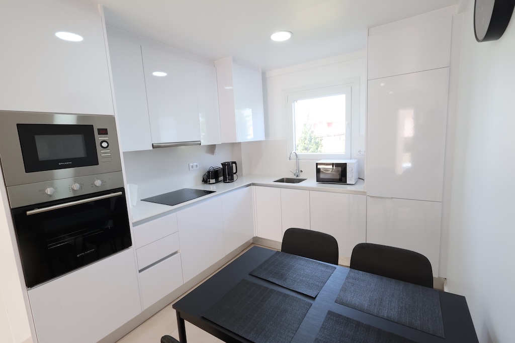 BUNGALOW PLANTA ALTA TOTALMENTE REFORMADO CON TERRAZA, PARKING Y AIRE ACONDICIONADO EN LA ZENIA