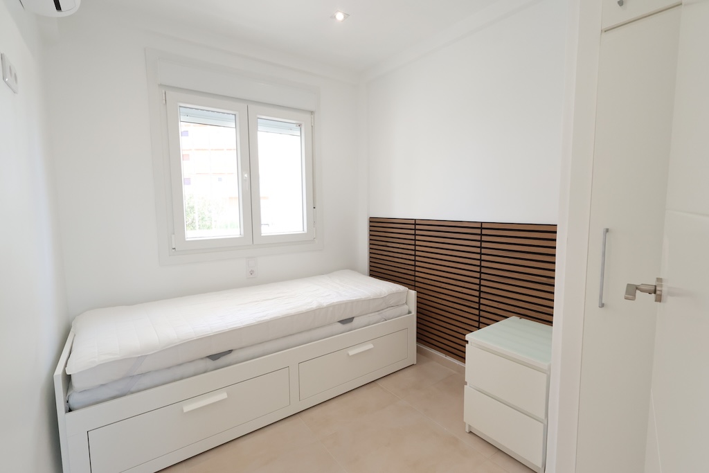 BUNGALOW PLANTA ALTA TOTALMENTE REFORMADO CON TERRAZA, PARKING Y AIRE ACONDICIONADO EN LA ZENIA