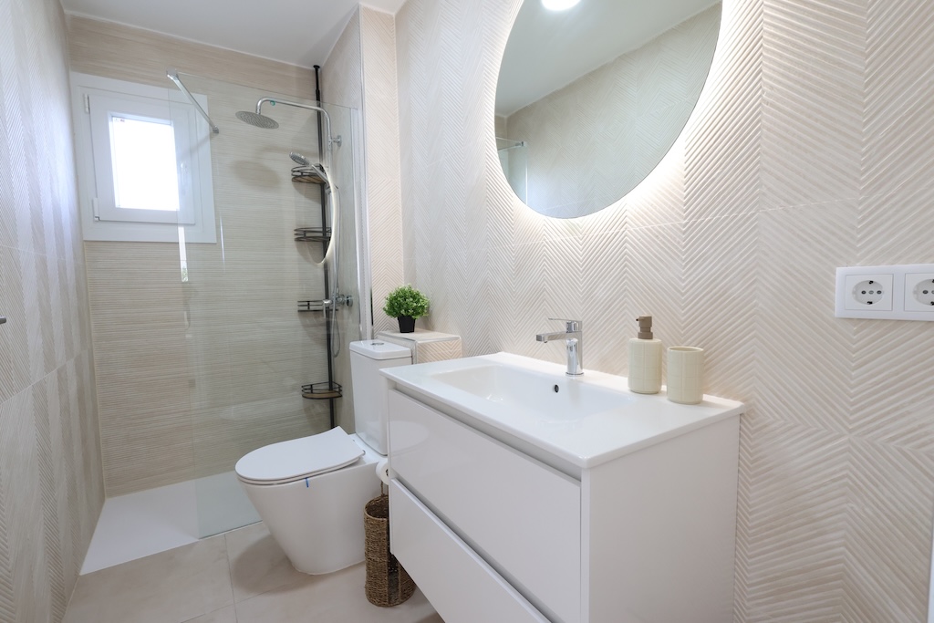 BUNGALOW PLANTA ALTA TOTALMENTE REFORMADO CON TERRAZA, PARKING Y AIRE ACONDICIONADO EN LA ZENIA