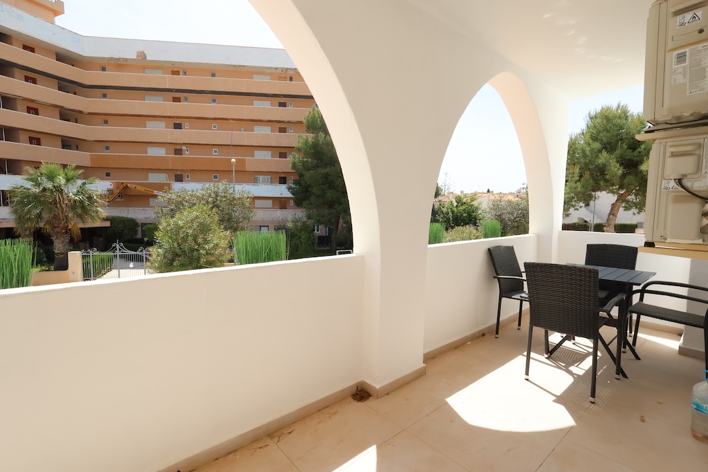 BUNGALOW PLANTA ALTA TOTALMENTE REFORMADO CON TERRAZA, PARKING Y AIRE ACONDICIONADO EN LA ZENIA