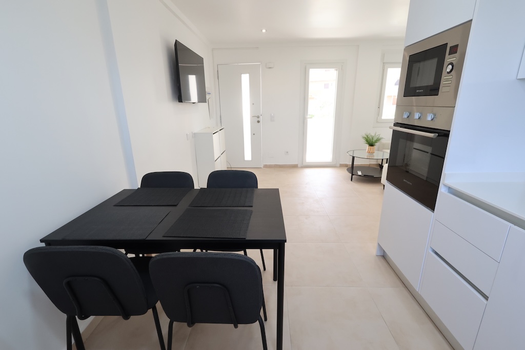 BUNGALOW PLANTA ALTA TOTALMENTE REFORMADO CON TERRAZA, PARKING Y AIRE ACONDICIONADO EN LA ZENIA