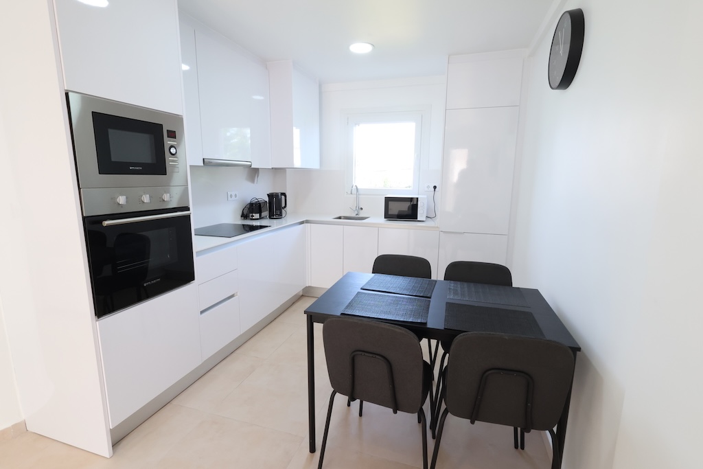 BUNGALOW PLANTA ALTA TOTALMENTE REFORMADO CON TERRAZA, PARKING Y AIRE ACONDICIONADO EN LA ZENIA