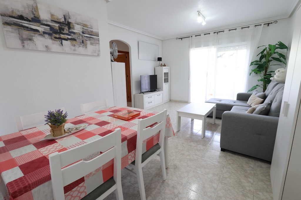 AMPLIO APARTAMENTO CON TERRAZA, VISTAS DESPEJADAS Y PISCINA CERCA DEL MAR Y ZENIA BOULEVARD