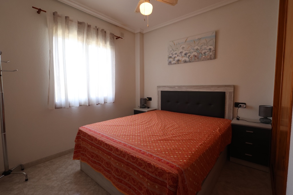 AMPLIO APARTAMENTO CON TERRAZA, VISTAS DESPEJADAS Y PISCINA CERCA DEL MAR Y ZENIA BOULEVARD