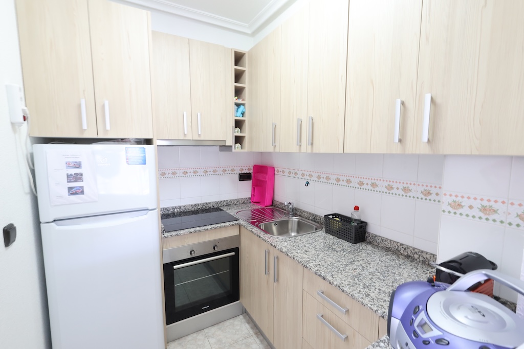 AMPLIO APARTAMENTO CON TERRAZA, VISTAS DESPEJADAS Y PISCINA CERCA DEL MAR Y ZENIA BOULEVARD