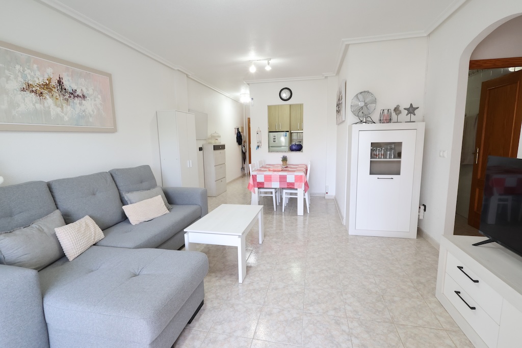 AMPLIO APARTAMENTO CON TERRAZA, VISTAS DESPEJADAS Y PISCINA CERCA DEL MAR Y ZENIA BOULEVARD