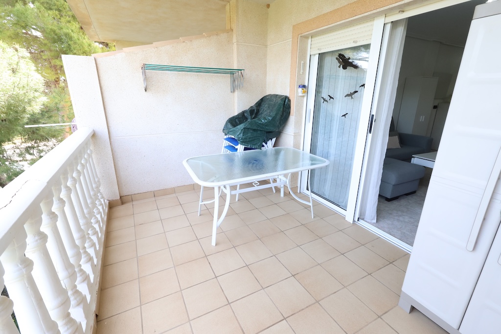 AMPLIO APARTAMENTO CON TERRAZA, VISTAS DESPEJADAS Y PISCINA CERCA DEL MAR Y ZENIA BOULEVARD