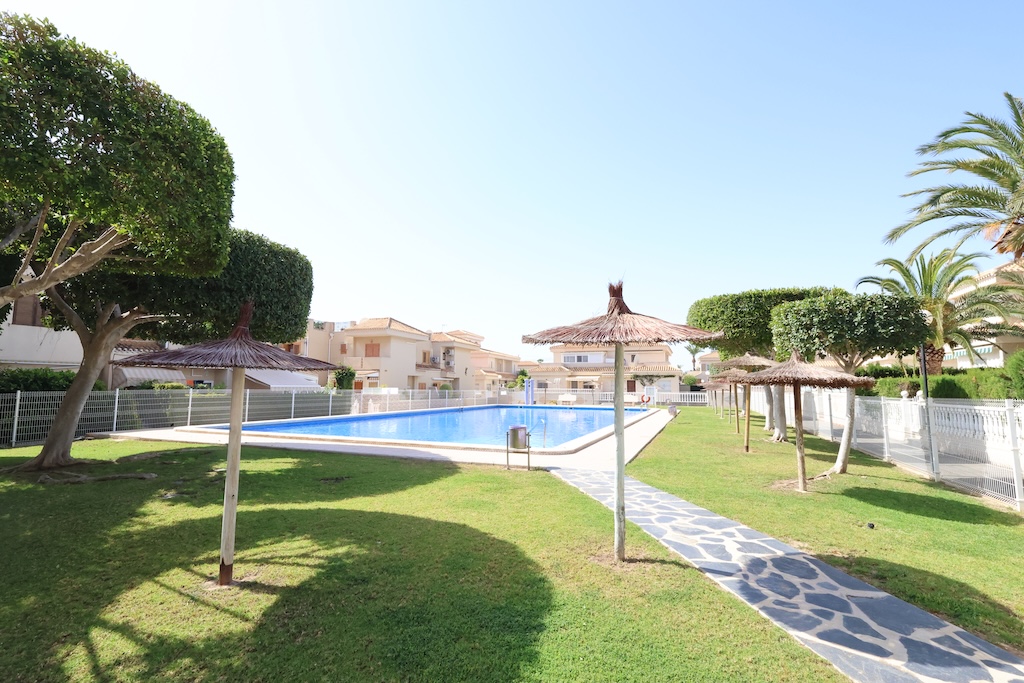 AMPLIO APARTAMENTO CON TERRAZA, VISTAS DESPEJADAS Y PISCINA CERCA DEL MAR Y ZENIA BOULEVARD