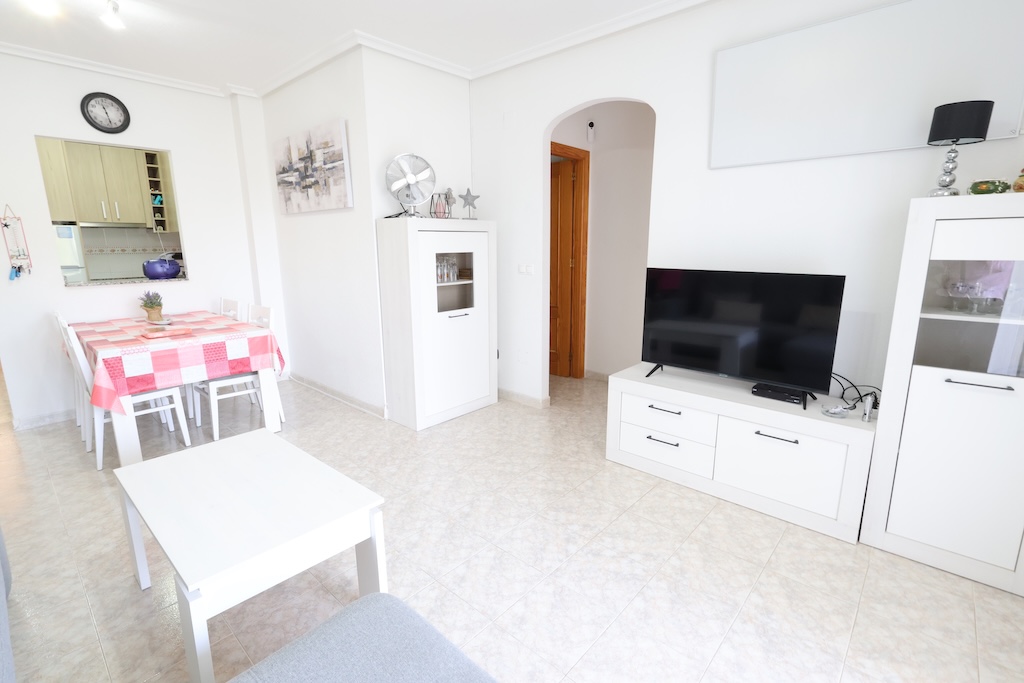 AMPLIO APARTAMENTO CON TERRAZA, VISTAS DESPEJADAS Y PISCINA CERCA DEL MAR Y ZENIA BOULEVARD
