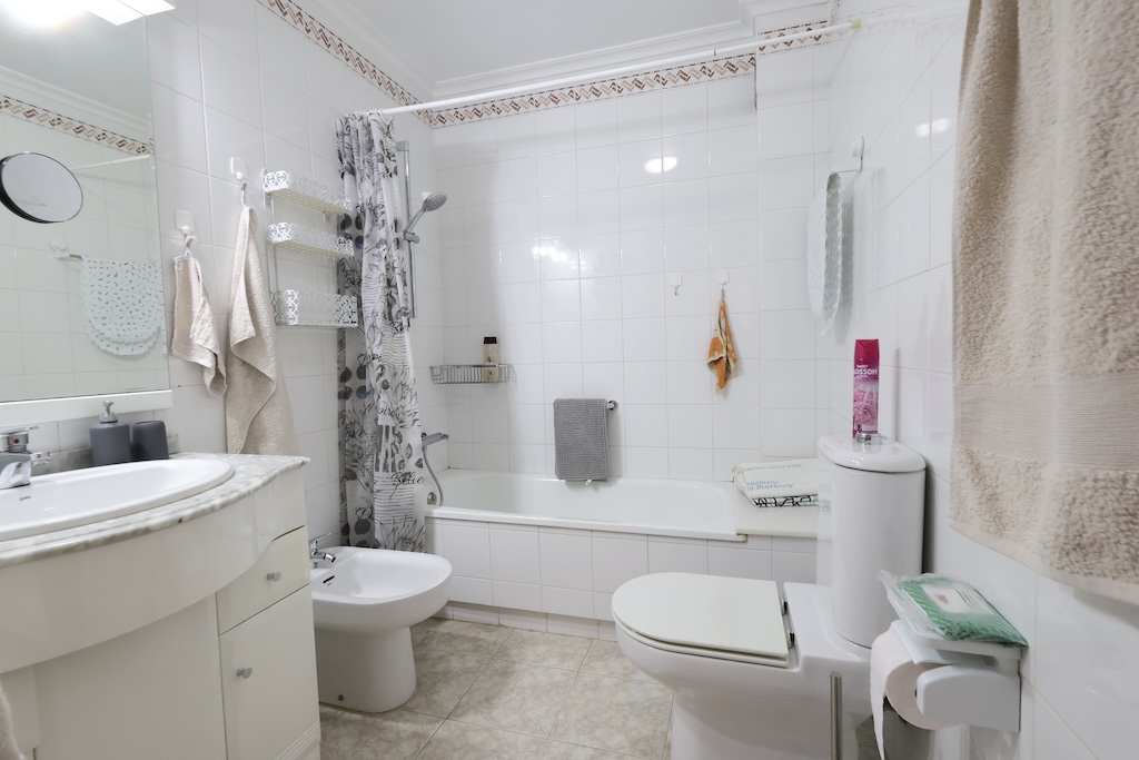 AMPLIO APARTAMENTO CON TERRAZA, VISTAS DESPEJADAS Y PISCINA CERCA DEL MAR Y ZENIA BOULEVARD